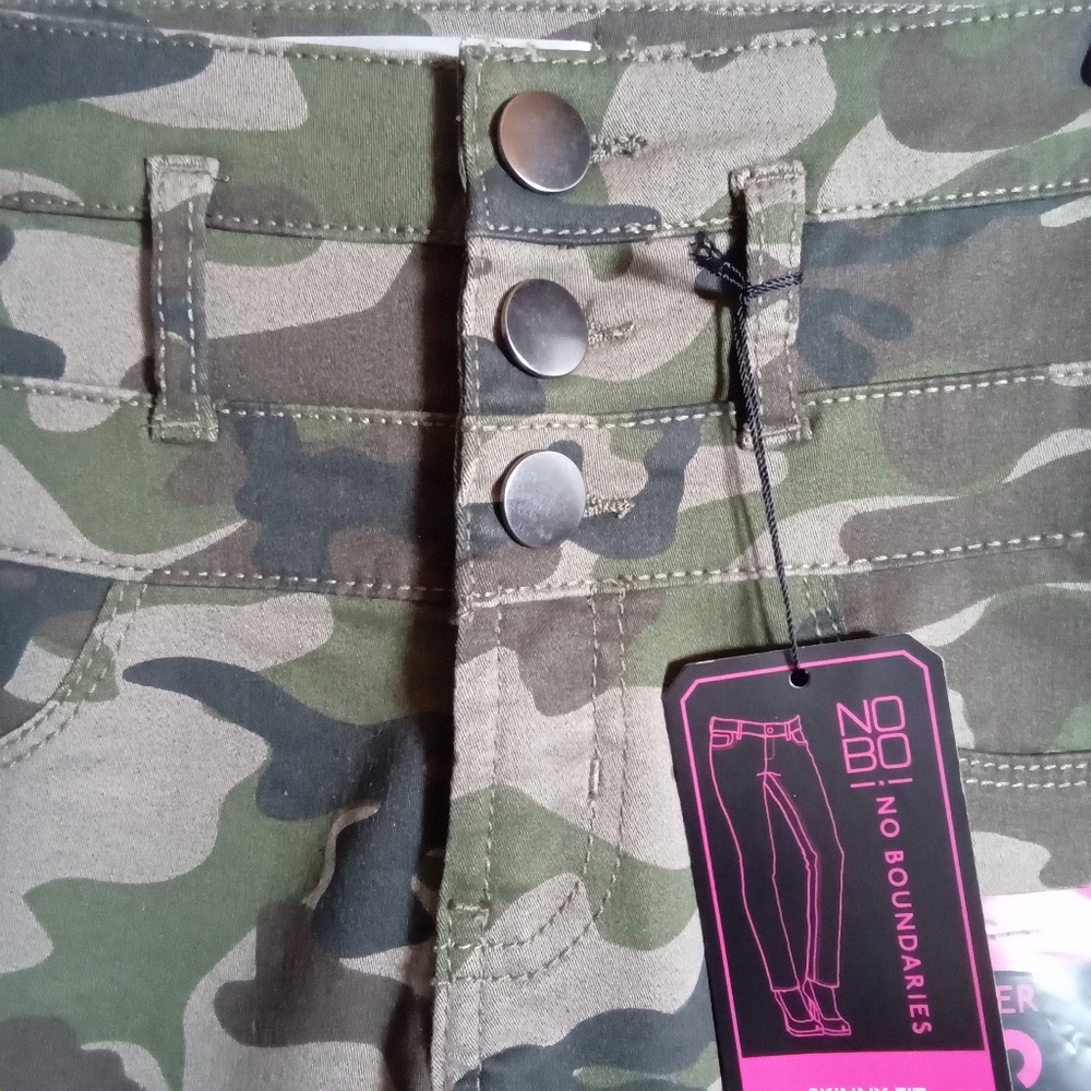 No Boundaries Triple Stack Camo Print Denim Jeggings Midrise Waist. - Picture 3 of 6